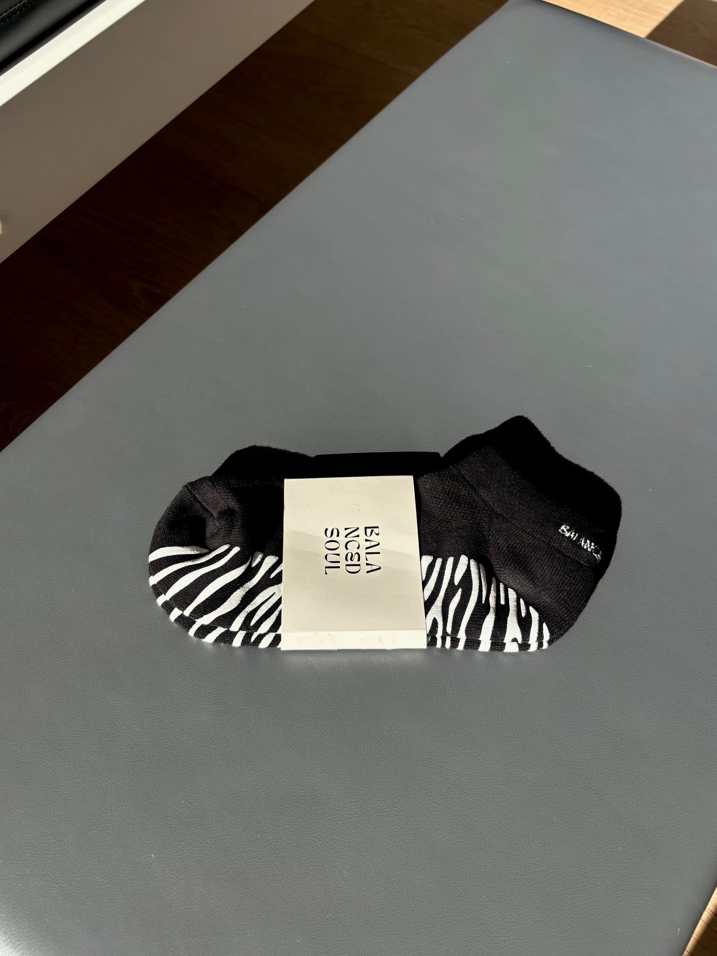 WHITE ZEBRA PRINT ANKLE SOCK