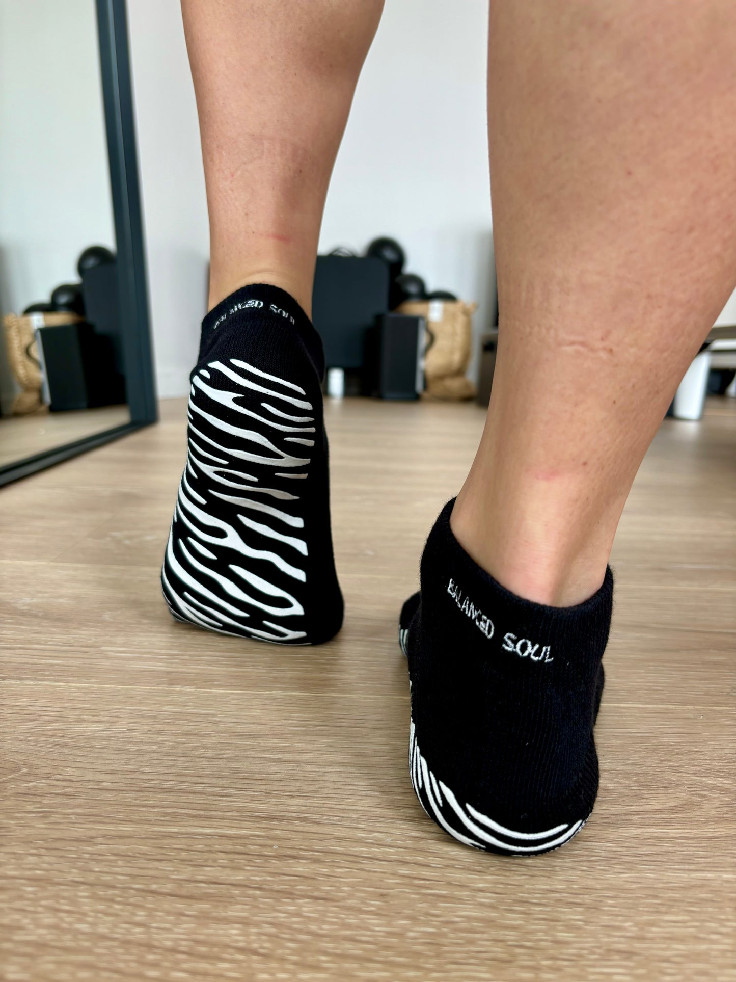WHITE ZEBRA PRINT ANKLE SOCK