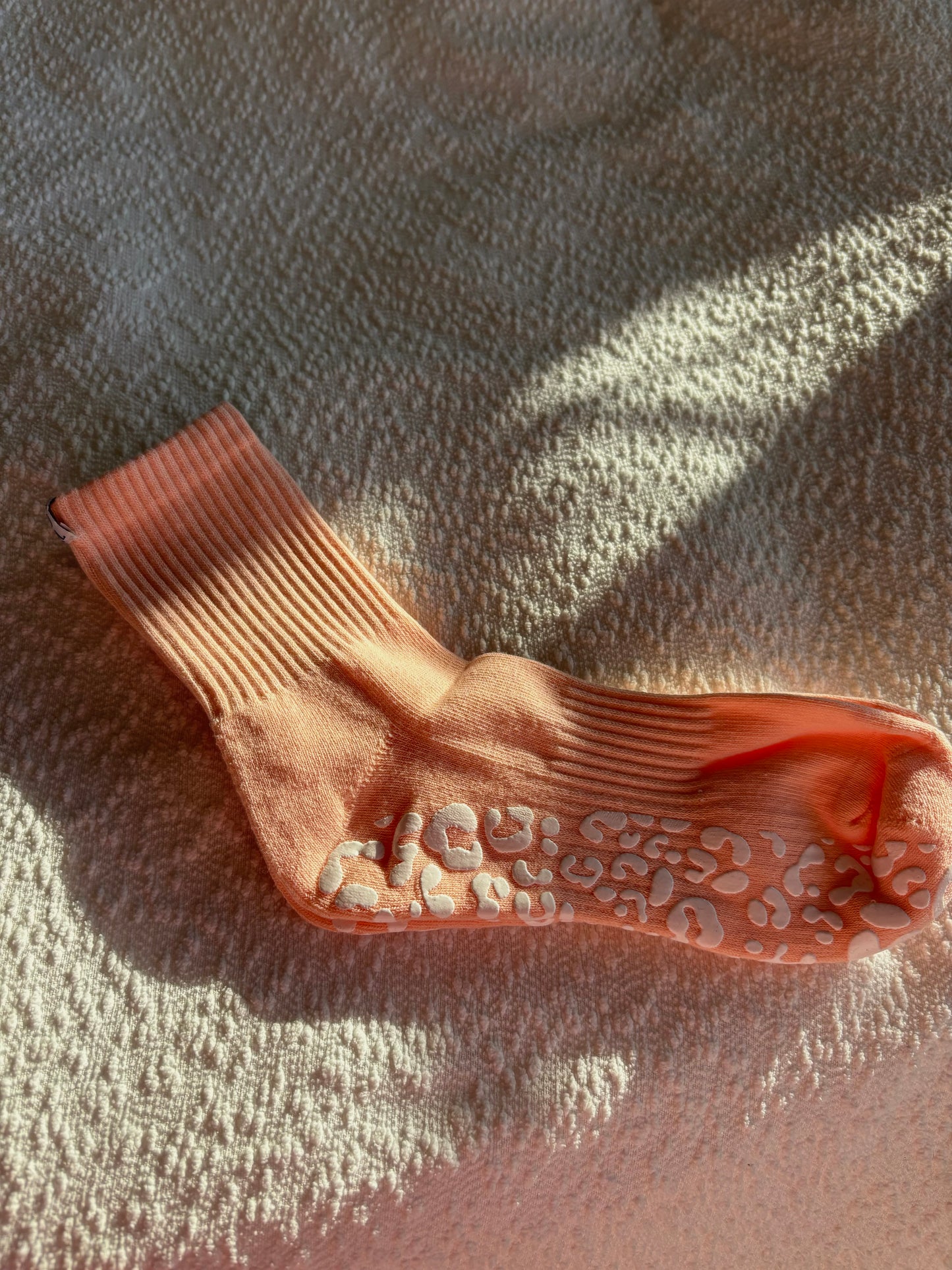 PEACH CREW SOCK W/ WHITE LEOPARD - Pilates socks