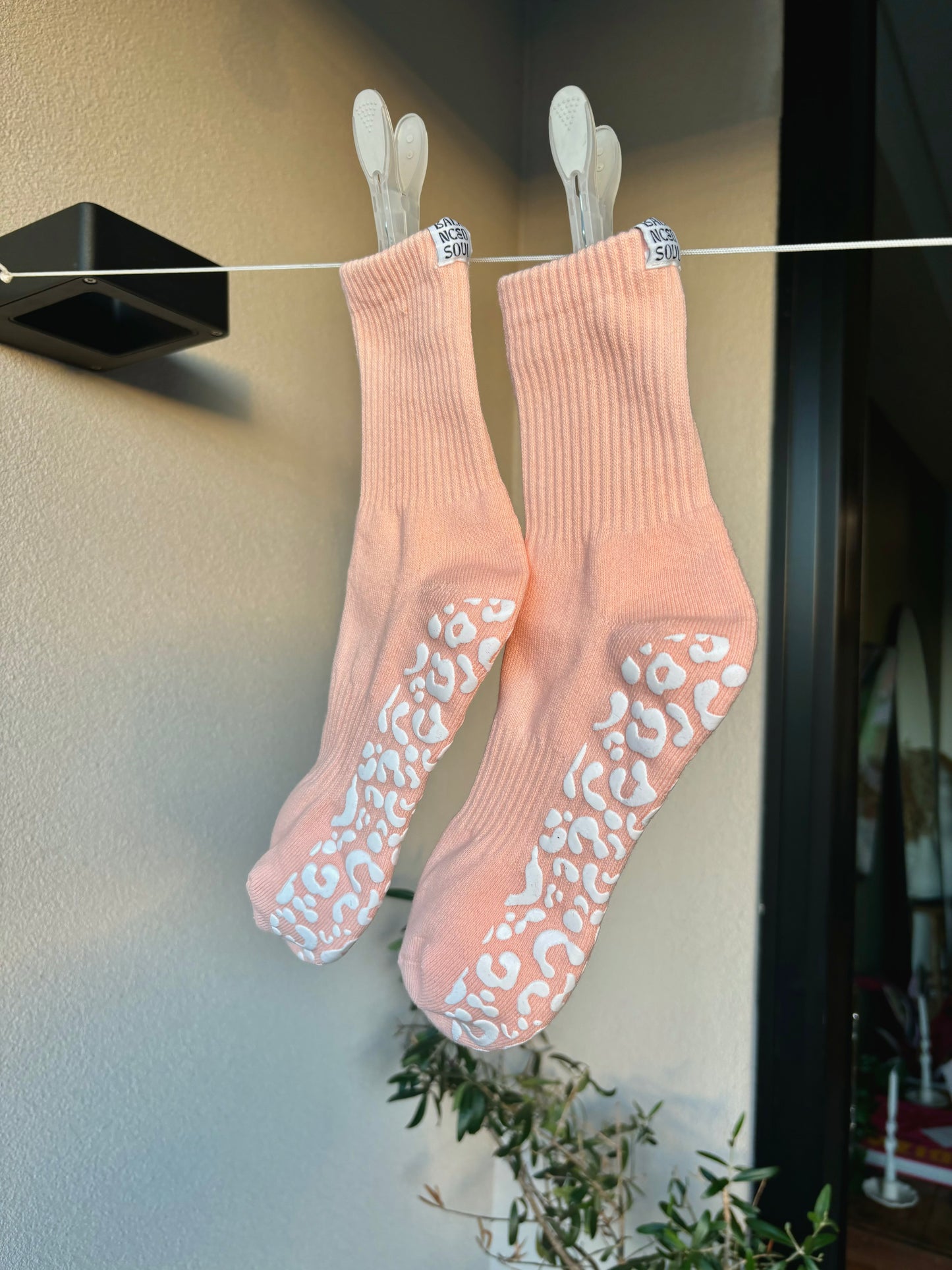 PEACH CREW SOCK W/ WHITE LEOPARD - Pilates socks