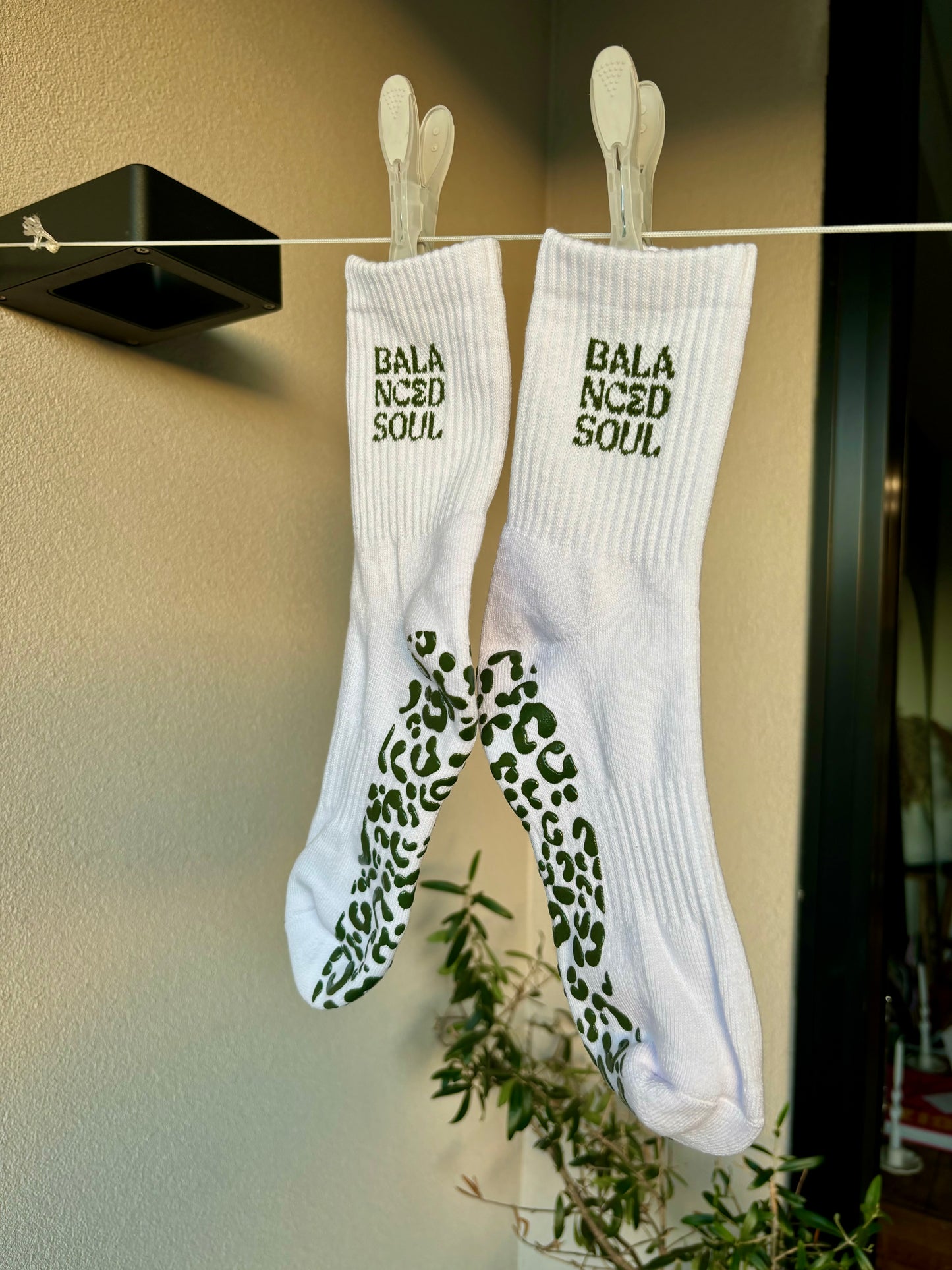 WHITE CREW SOCK W/ DARK OLIVE LEOPARD - Pilates socks