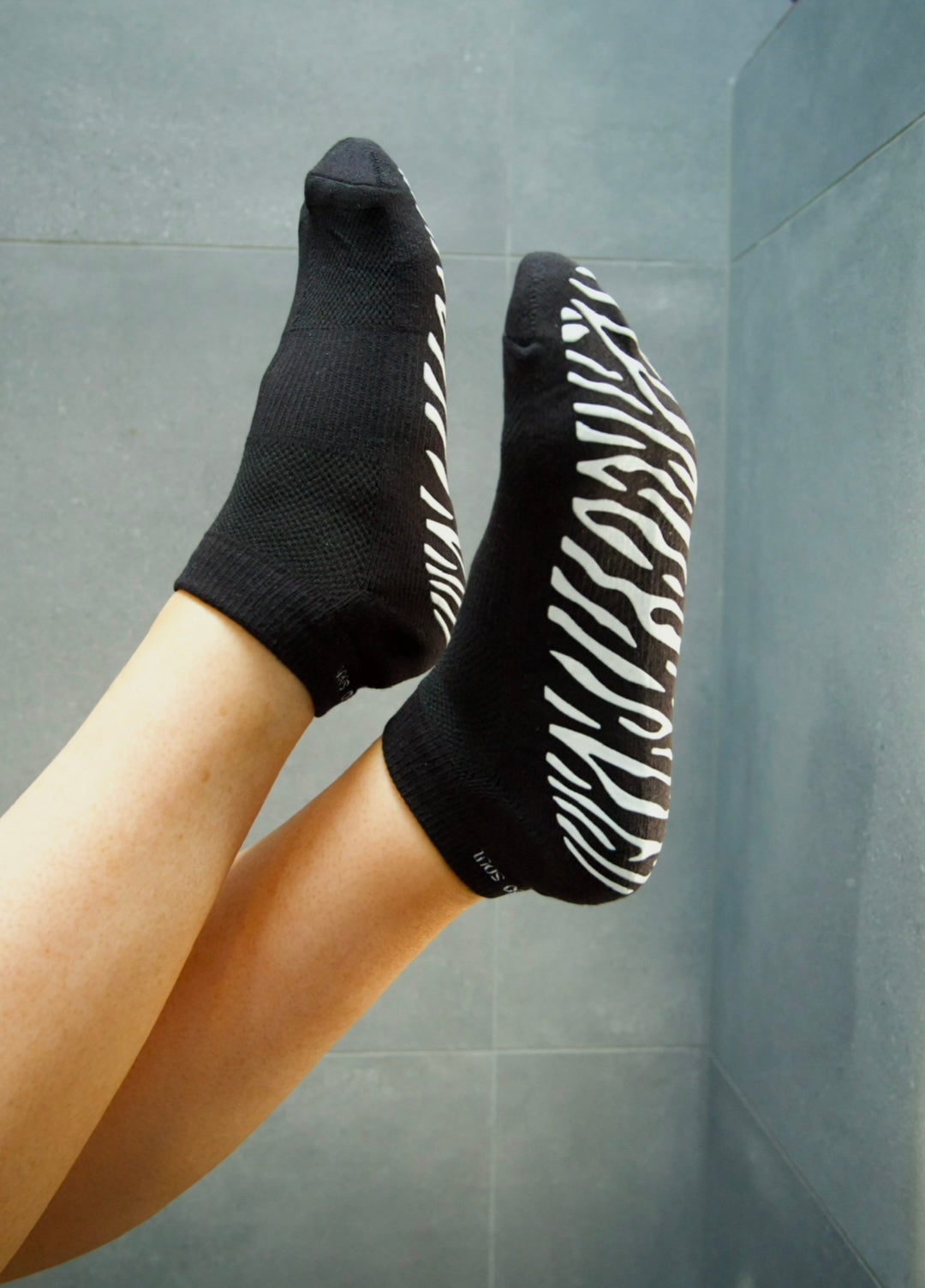 BLACK ANKLE SOCK - WHITE ZEBRA GRIP