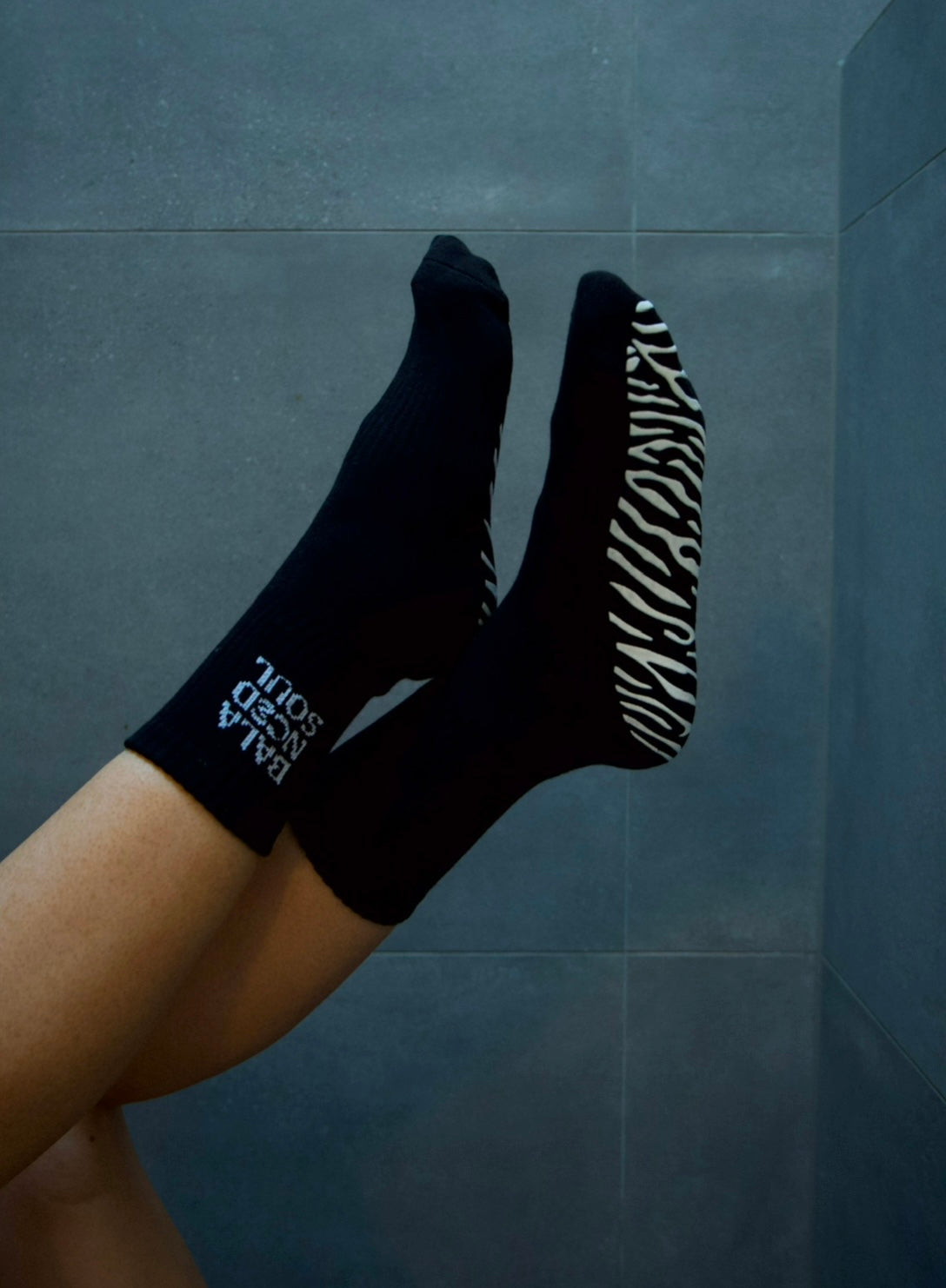 BLACK CREW SOCK - WHITE ZEBRA GRIP