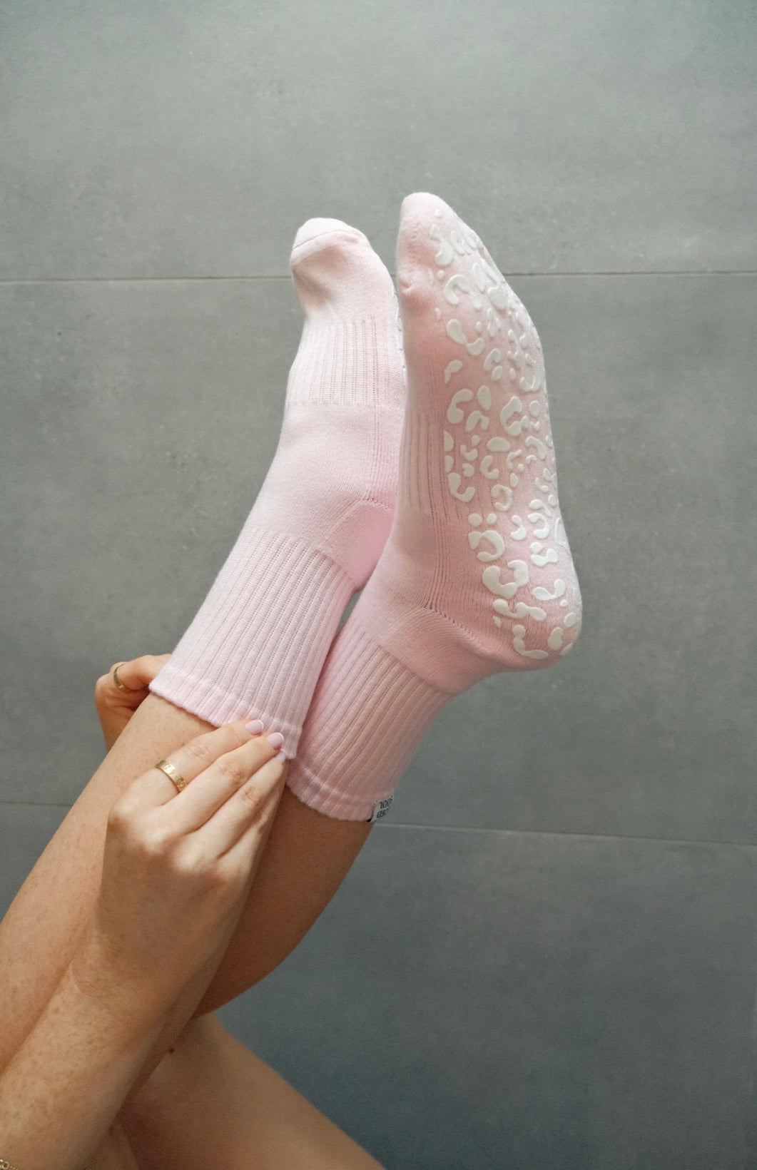PINK CREW SOCK - WHITE LEOPARD GRIP