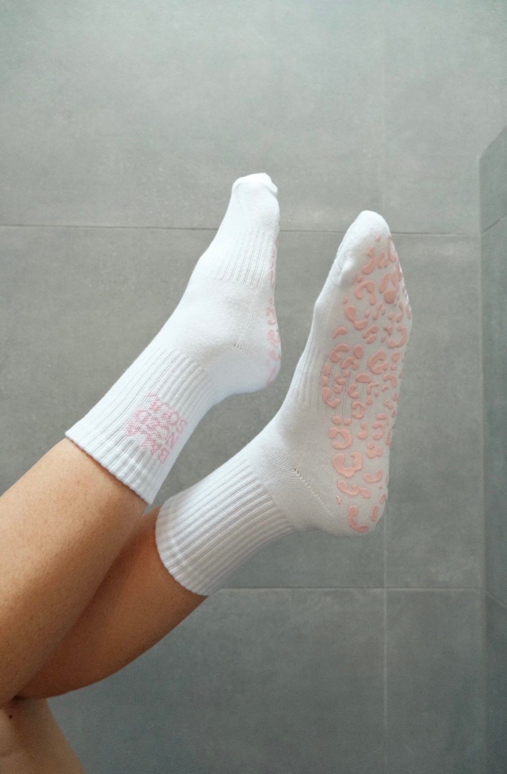 WHITE CREW SOCK W/ PINK LEOPARD GRIP