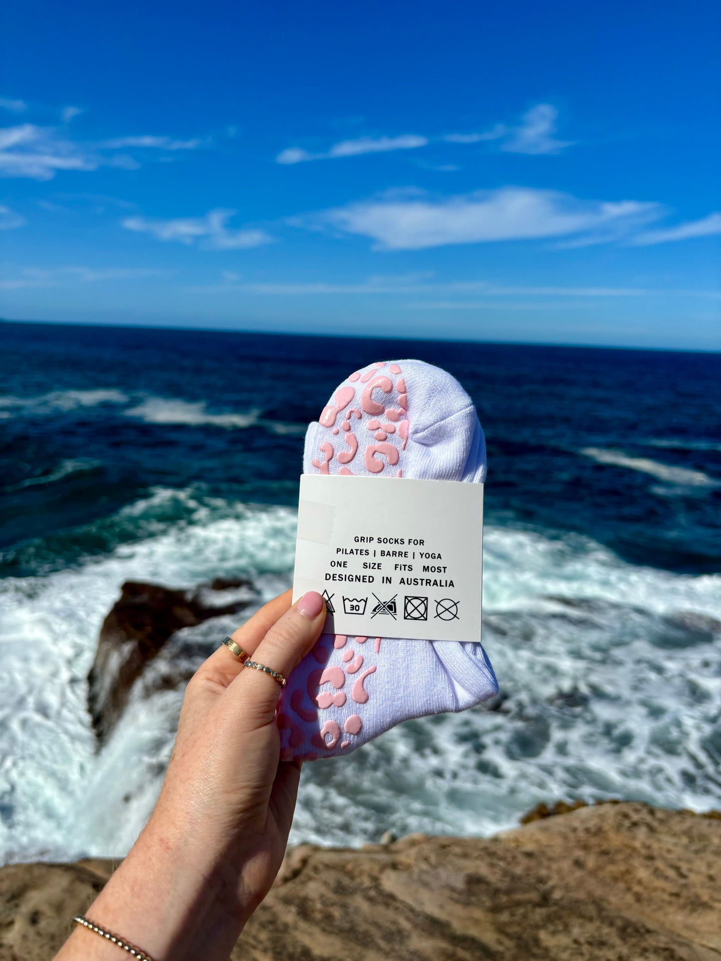WHITE CREW SOCK W/ BABY PINK LEOPARD - Pilates socks