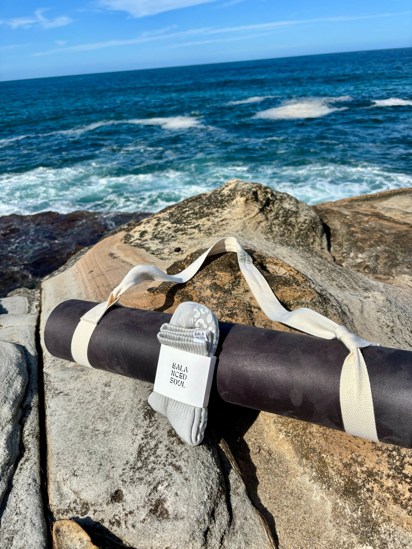 GREY CREW SOCK - WHITE LEOPARD GRIP