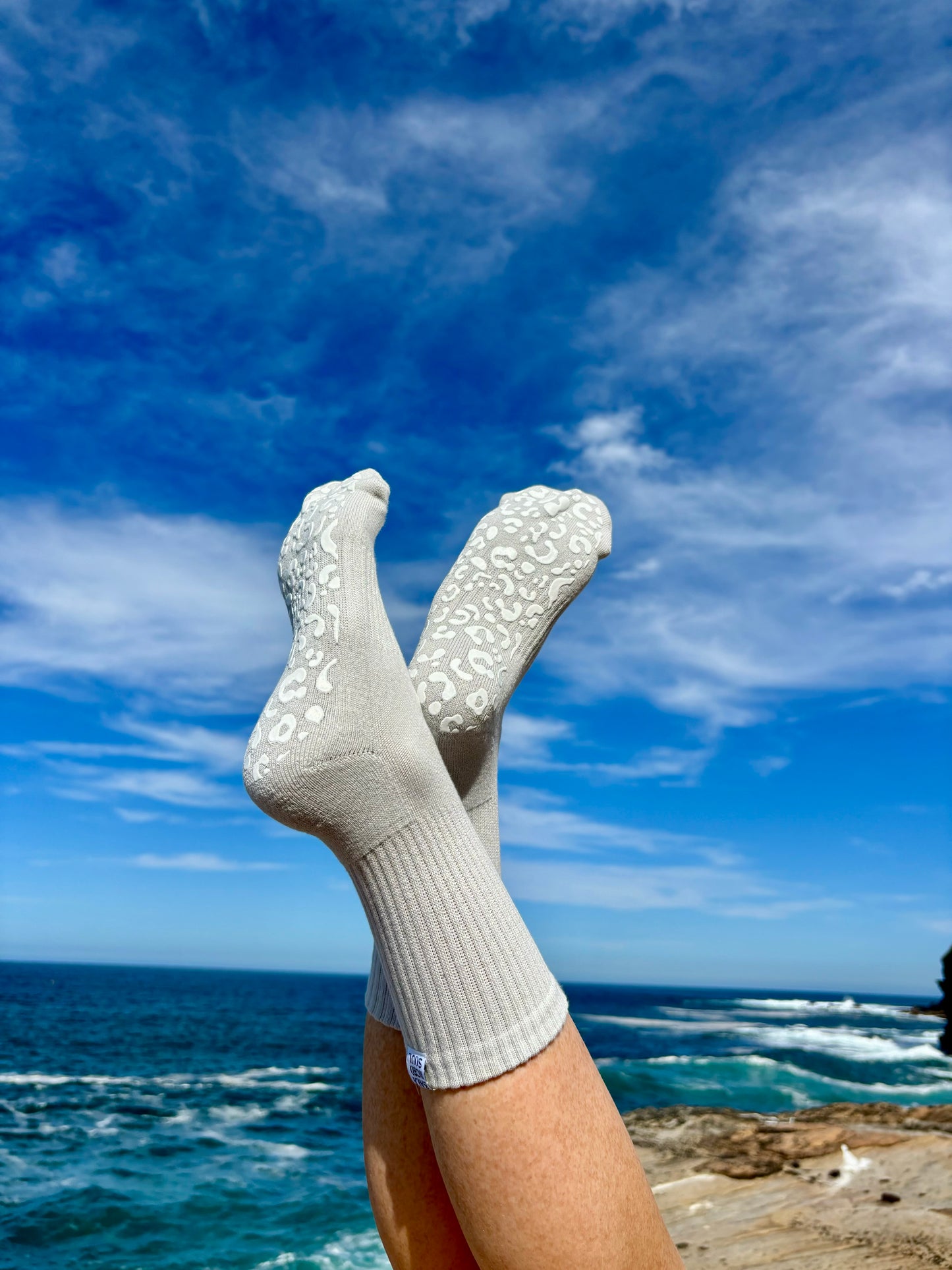 GREY CREW SOCK W/ WHITE LEOPARD - Pilates socks