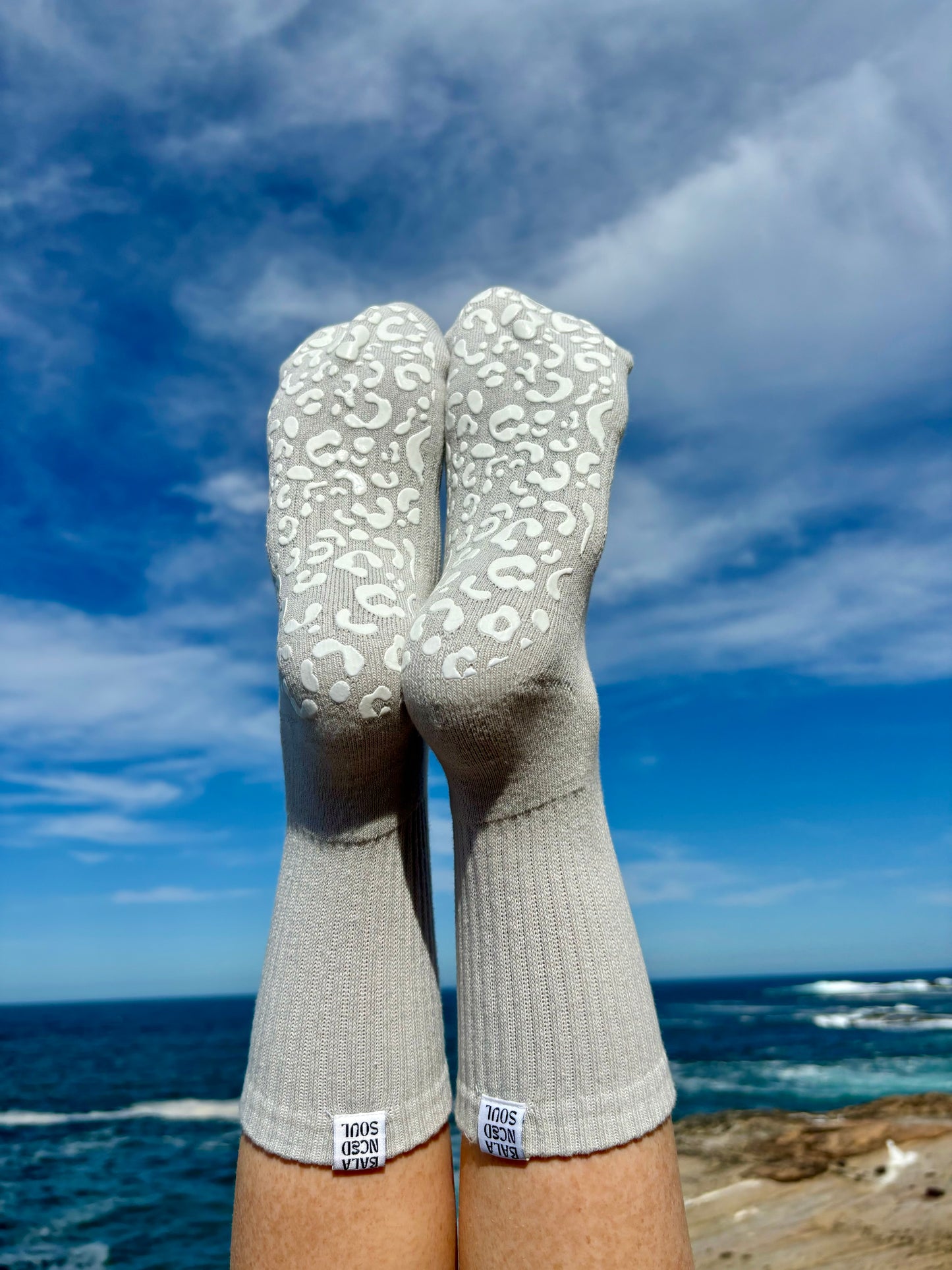 GREY CREW SOCK W/ WHITE LEOPARD - Pilates socks