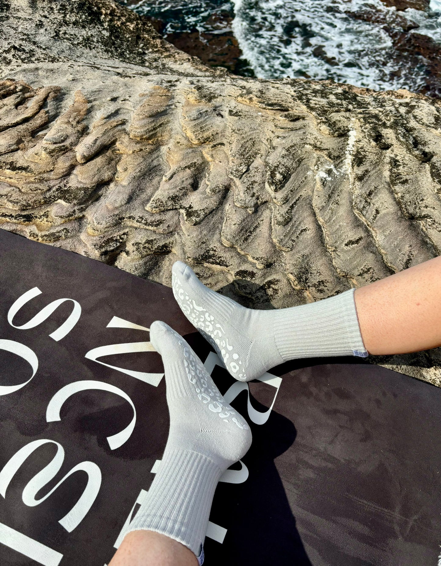 GREY CREW SOCK W/ WHITE LEOPARD - Pilates socks