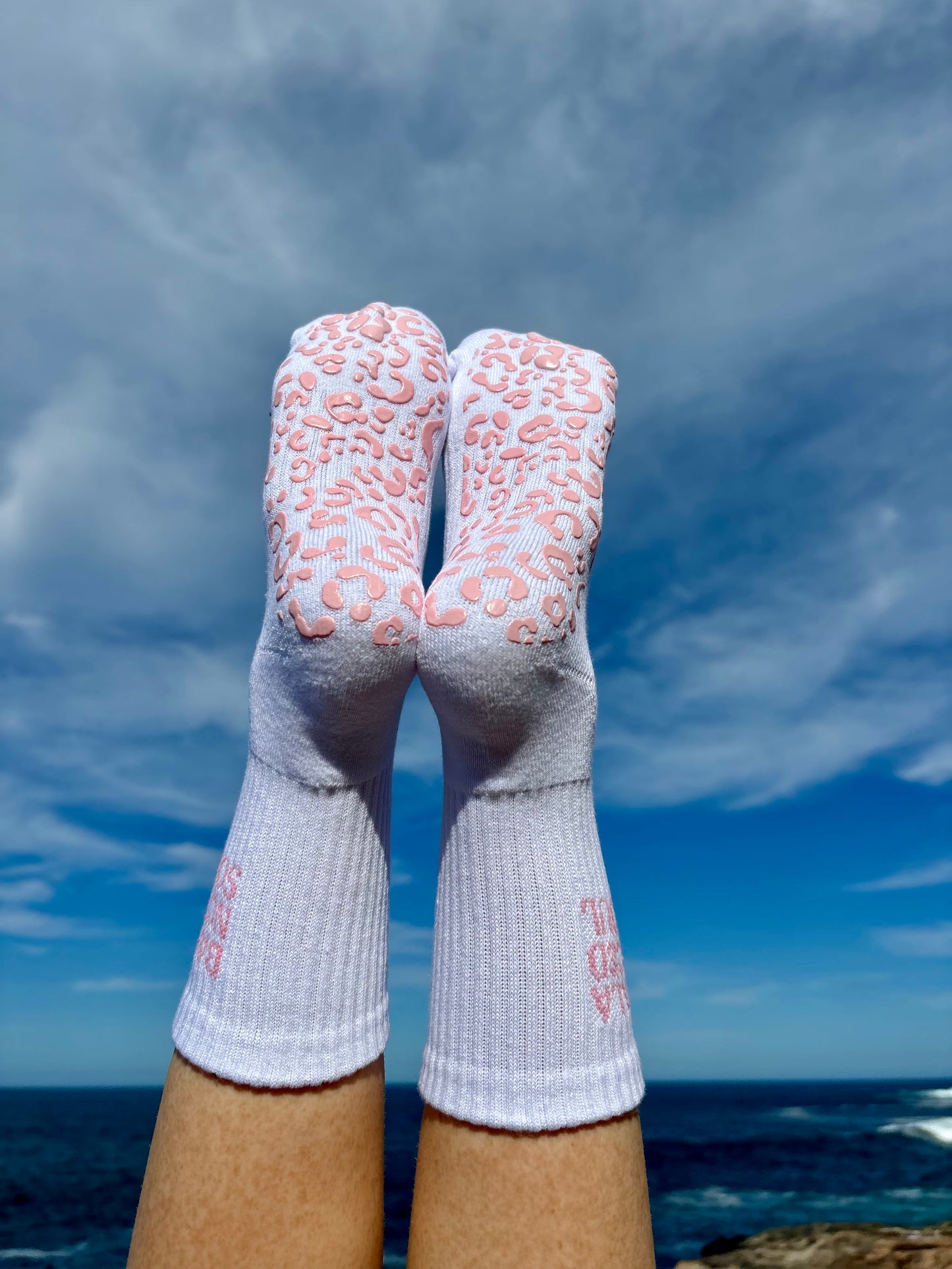 WHITE CREW SOCK W/ BABY PINK LEOPARD - Pilates socks