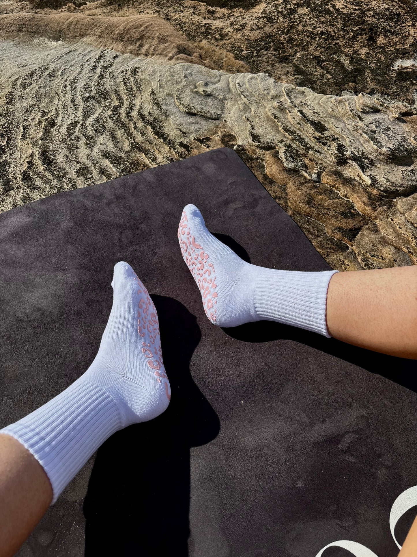 WHITE CREW SOCK W/ BABY PINK LEOPARD - Pilates socks