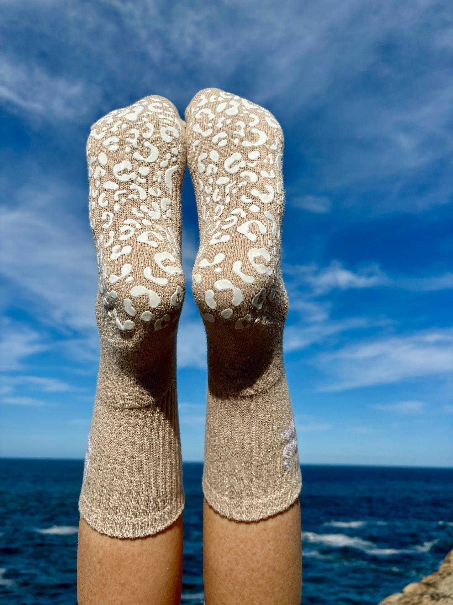 BEIGE CREW SOCK W/ WHITE LEOPARD - Pilates socks