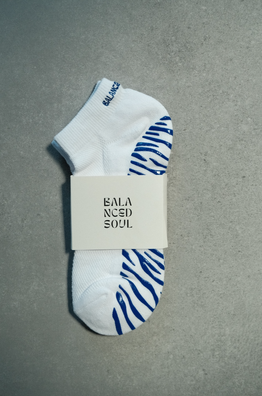 WHITE ANKLE SOCK - BLUE ZEBRA GRIP