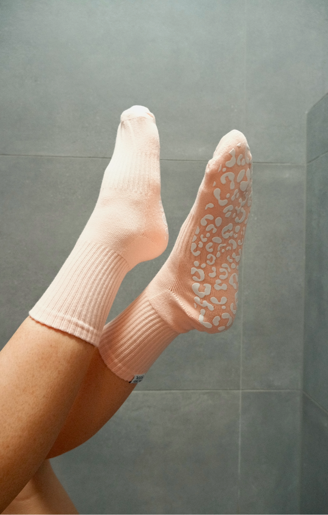 PEACH CREW SOCK - WHITE LEOPARD GRIP