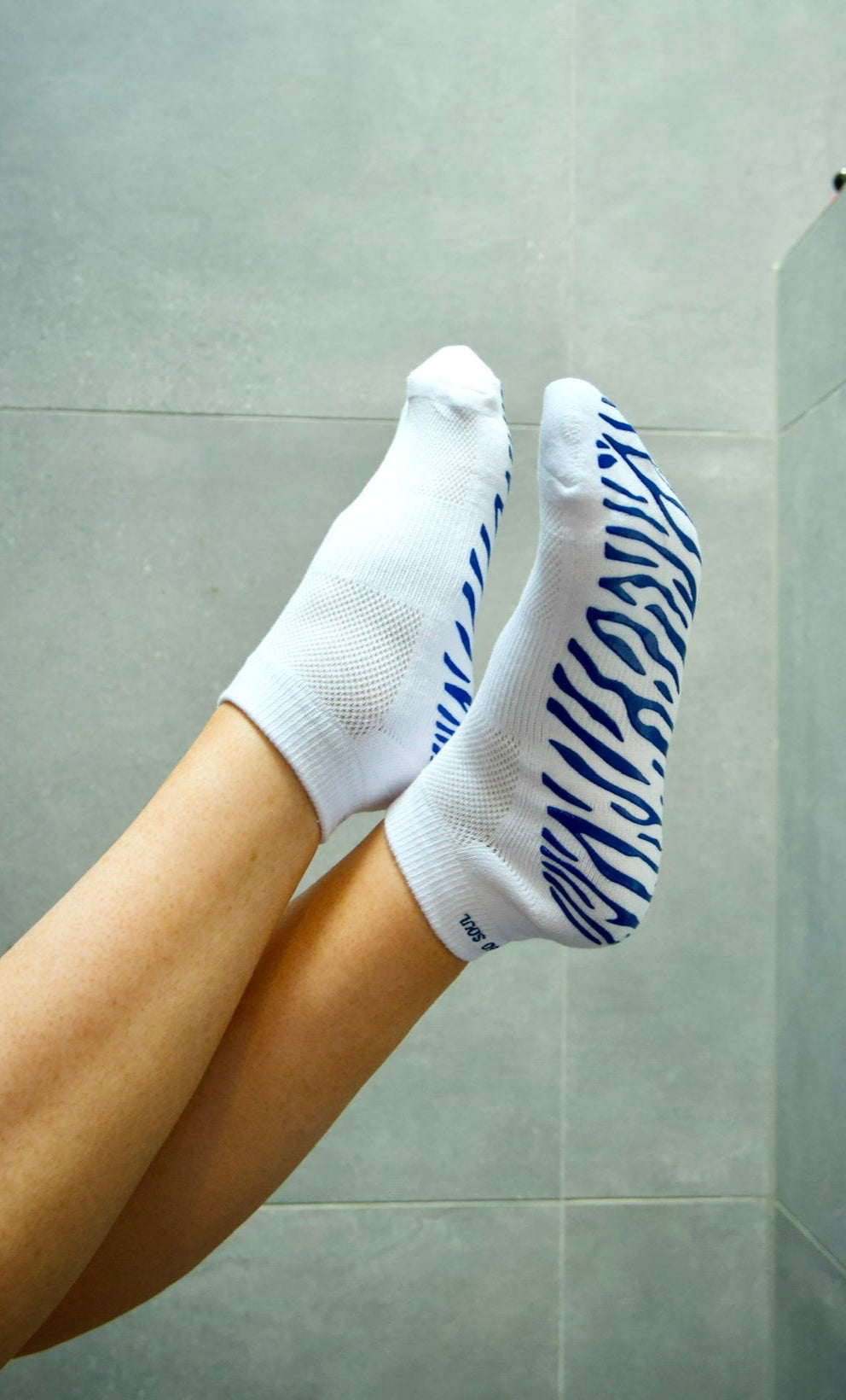 WHITE ANKLE SOCK - BLUE ZEBRA GRIP
