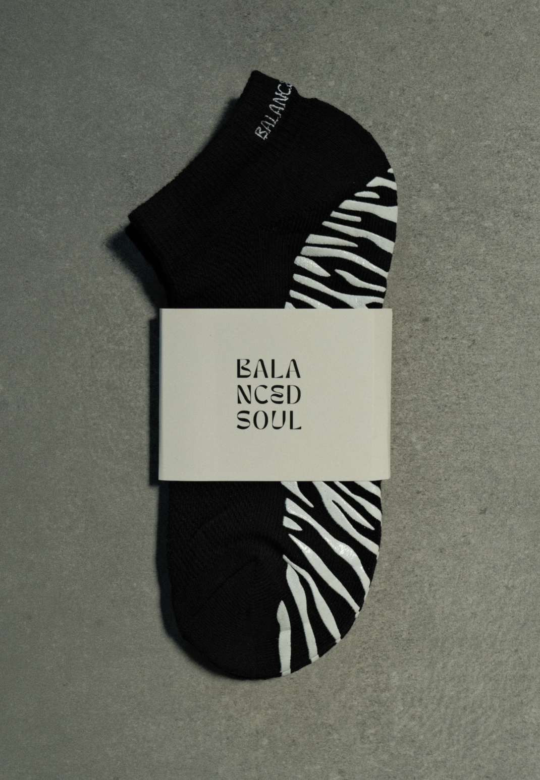 BLACK ANKLE SOCK - WHITE ZEBRA GRIP