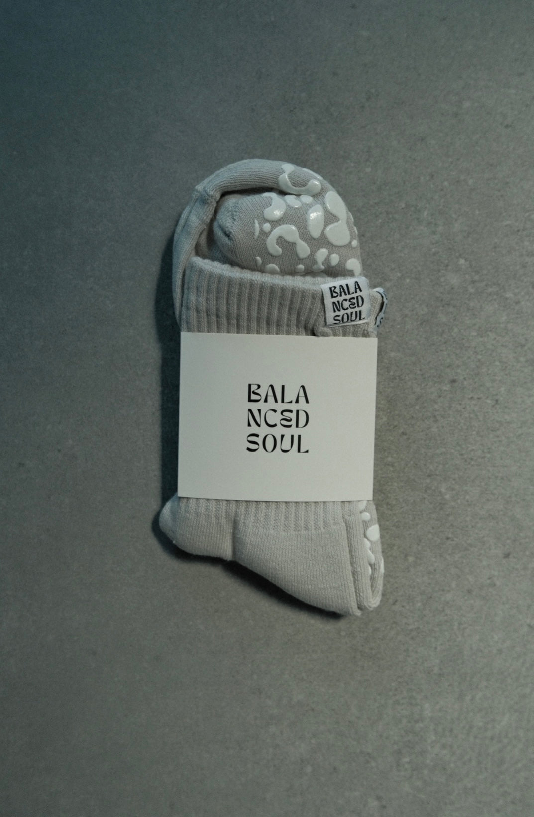 GREY CREW SOCK - WHITE LEOPARD GRIP