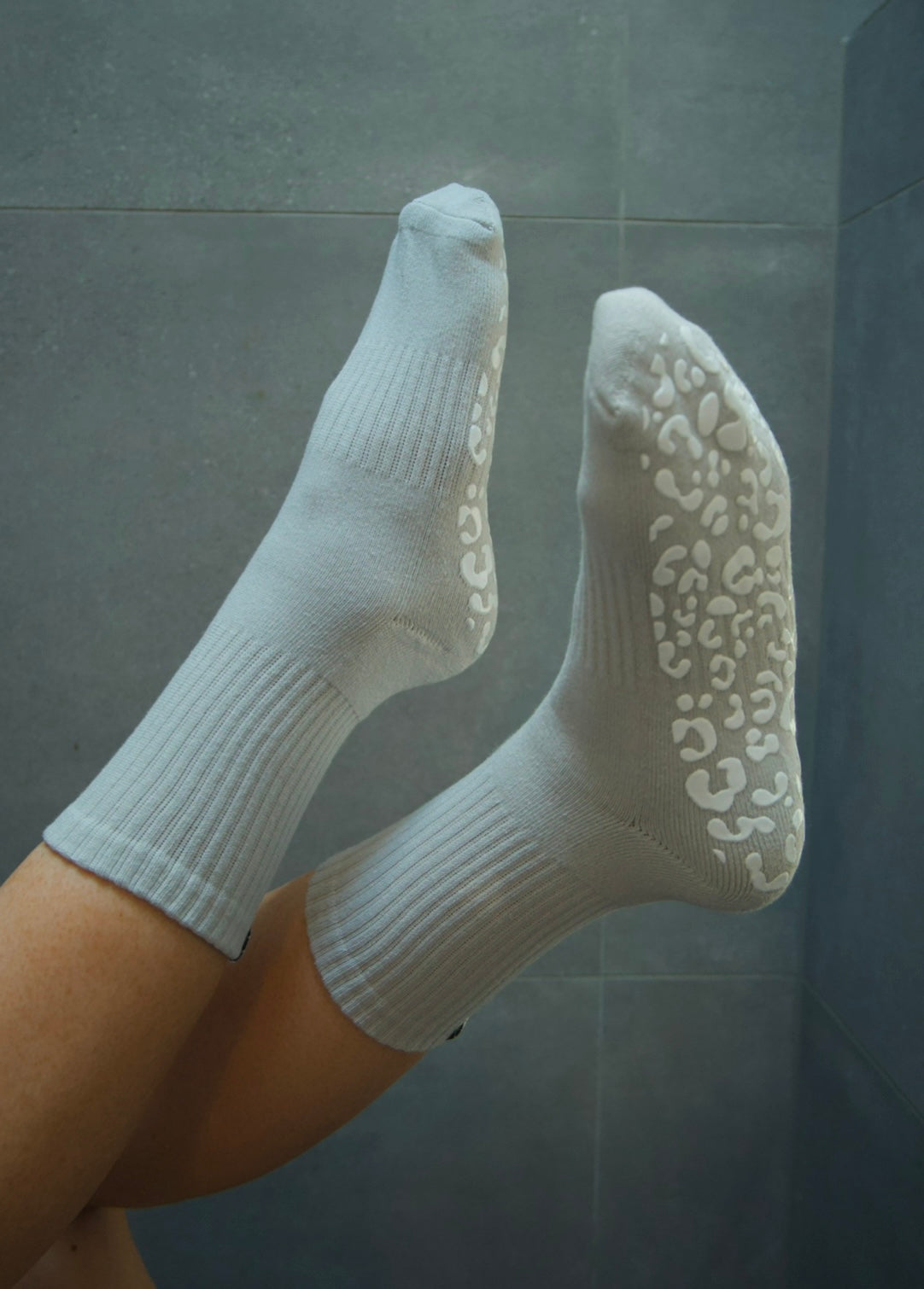 GREY CREW SOCK - WHITE LEOPARD GRIP