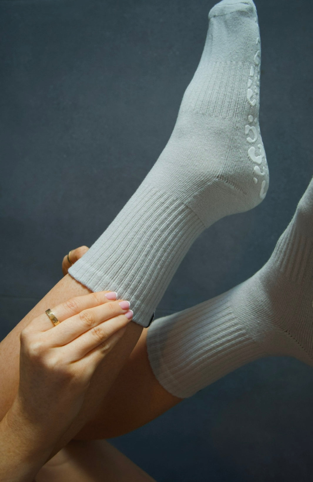 GREY CREW SOCK - WHITE LEOPARD GRIP