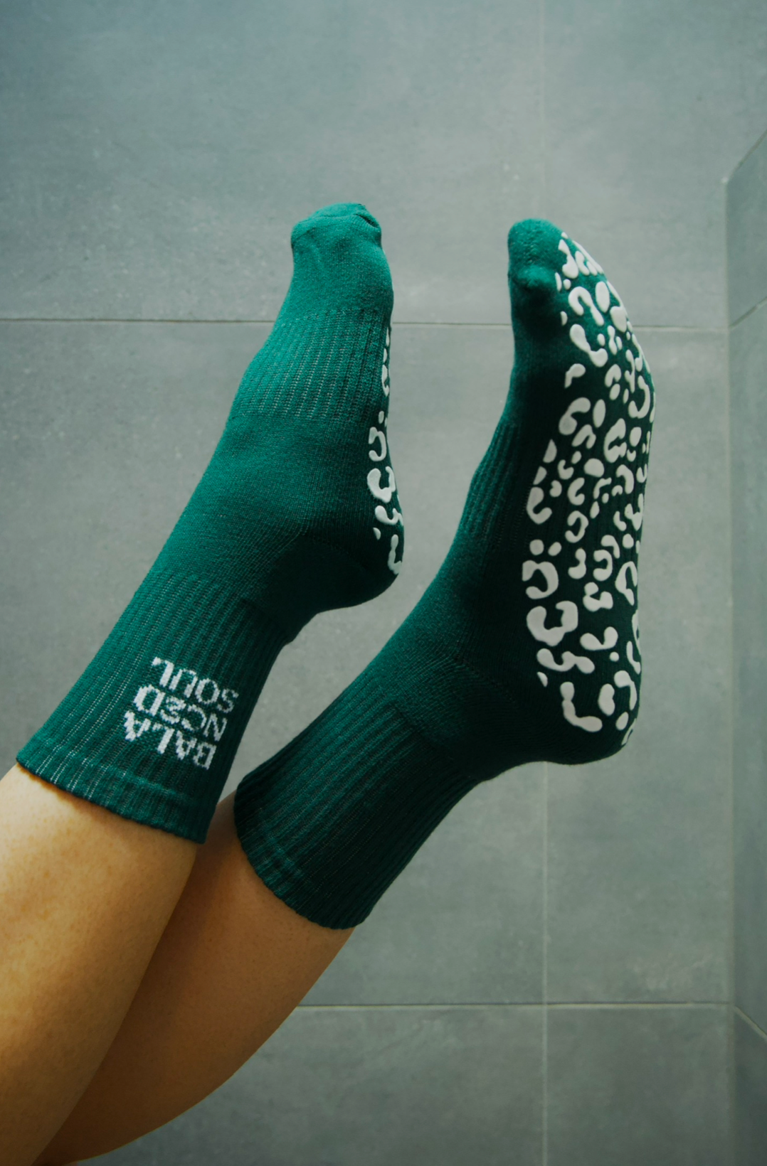 GREEN CREW SOCK W/ WHITE LEOPARD GRIP