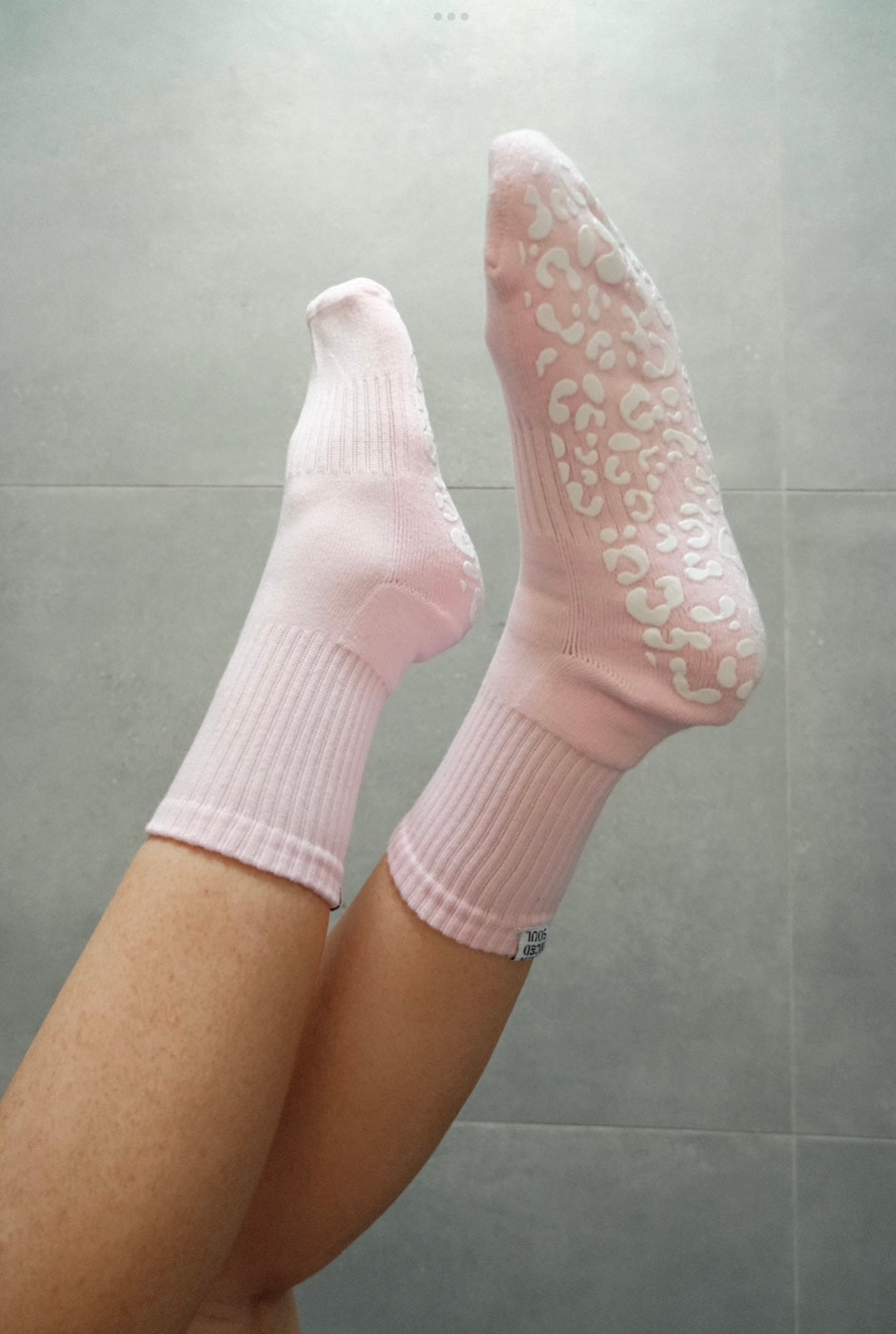PINK CREW SOCK - WHITE LEOPARD GRIP