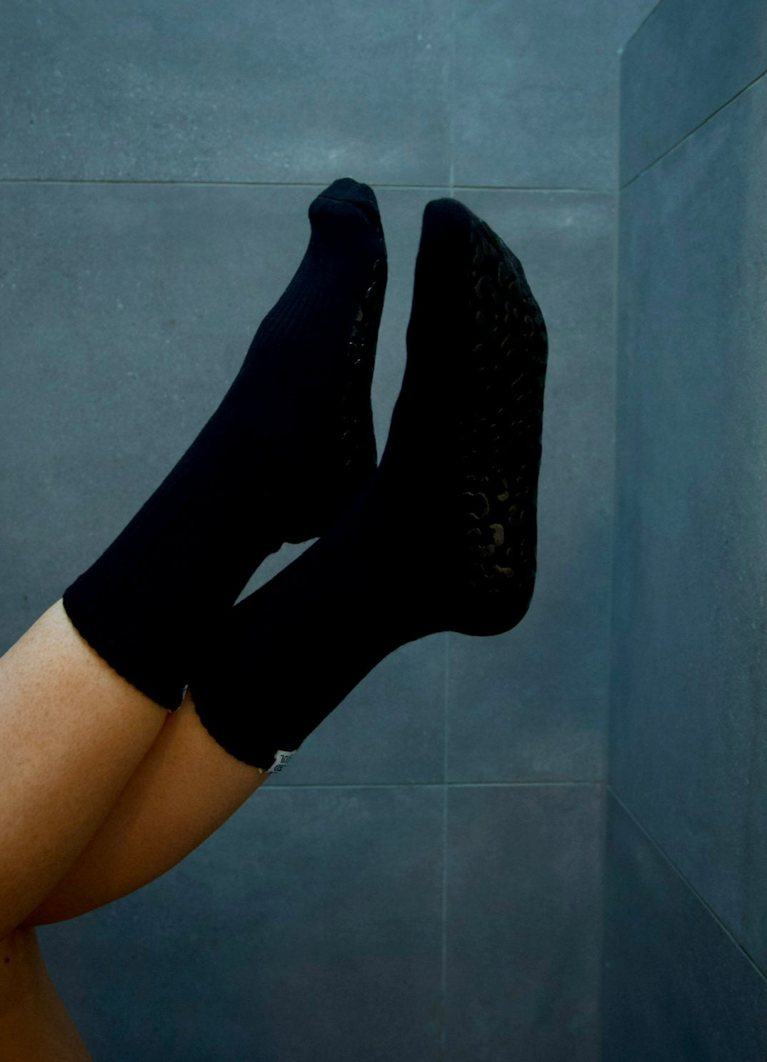 BLACK CREW SOCK - BLACK LEOPARD GRIP