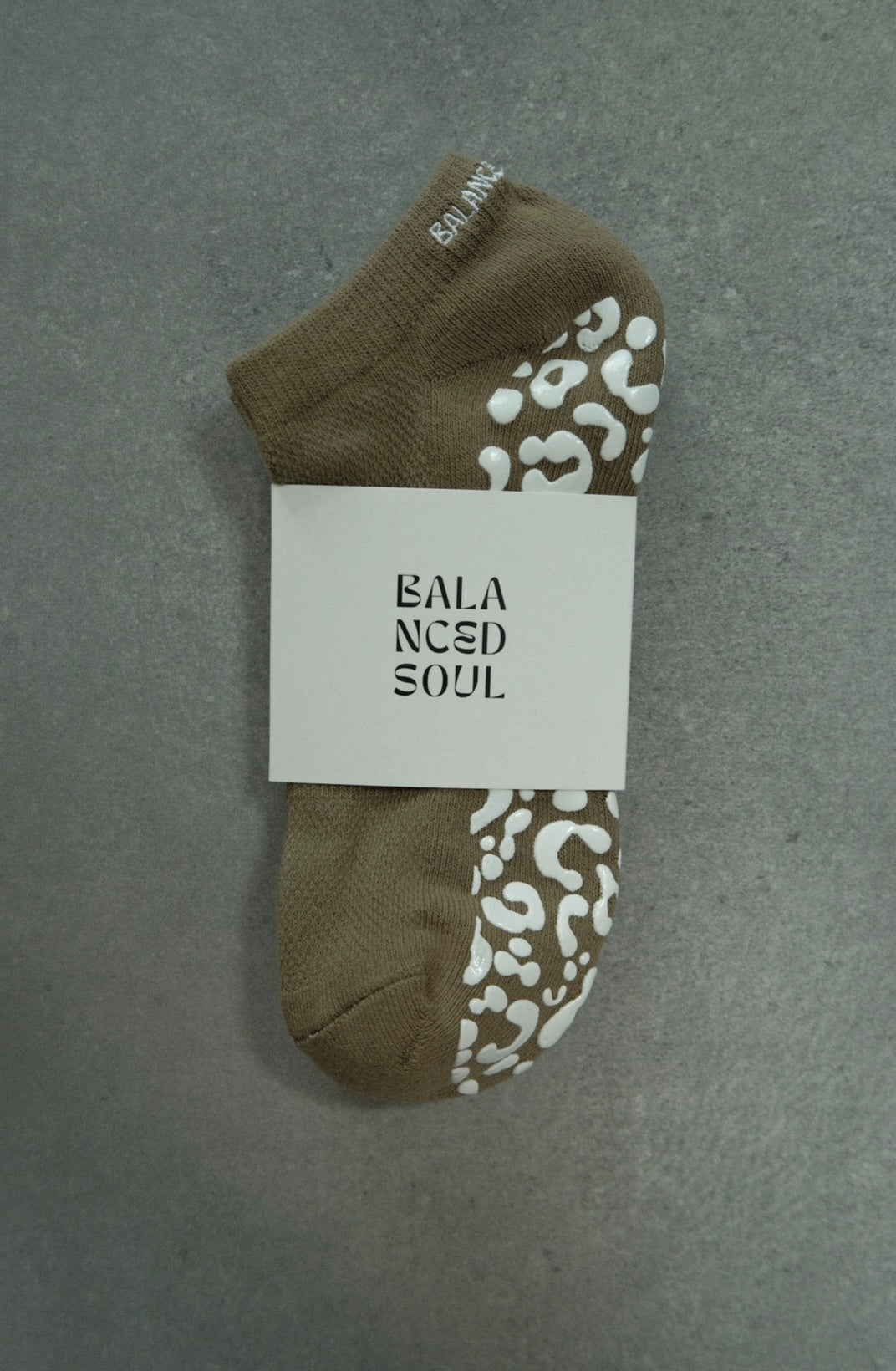 KHAKI ANKLE SOCK - WHITE LEOPARD GRIP