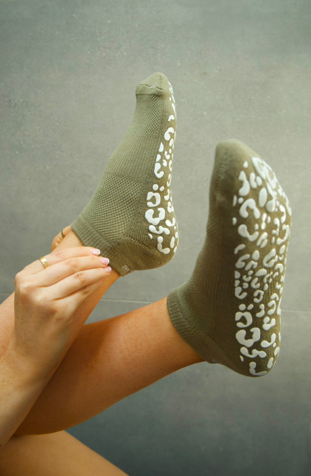 KHAKI ANKLE SOCK - WHITE LEOPARD GRIP