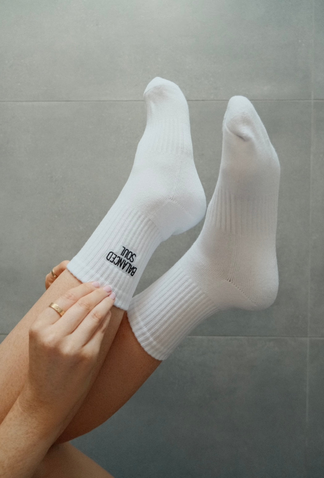 WHITE CREW SOCK - BLACK EMBROIDERED LOGO (NO GRIP)