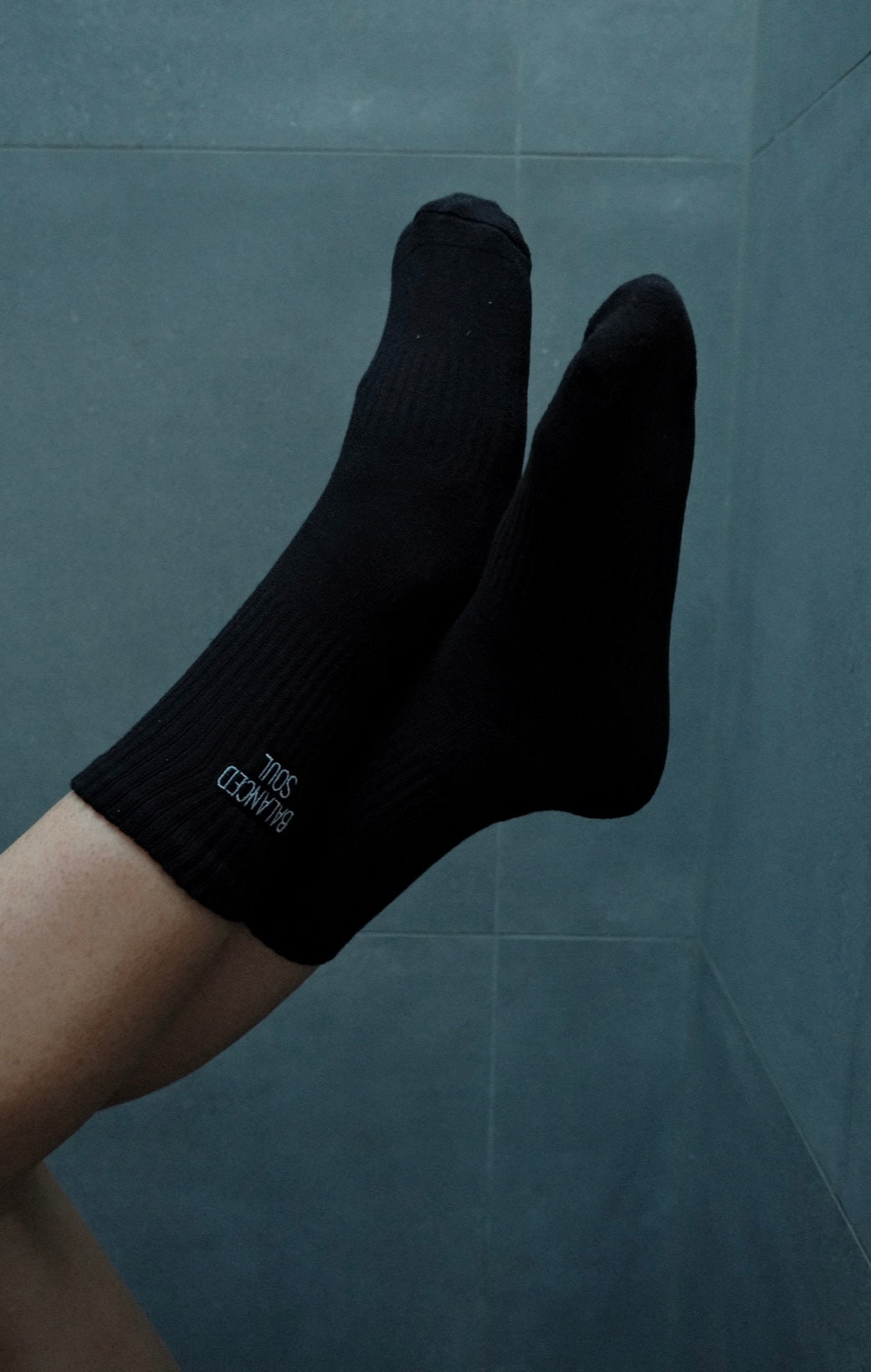 BLACK CREW SOCK - WHITE EMBROIDERED LOGO (NO GRIP)