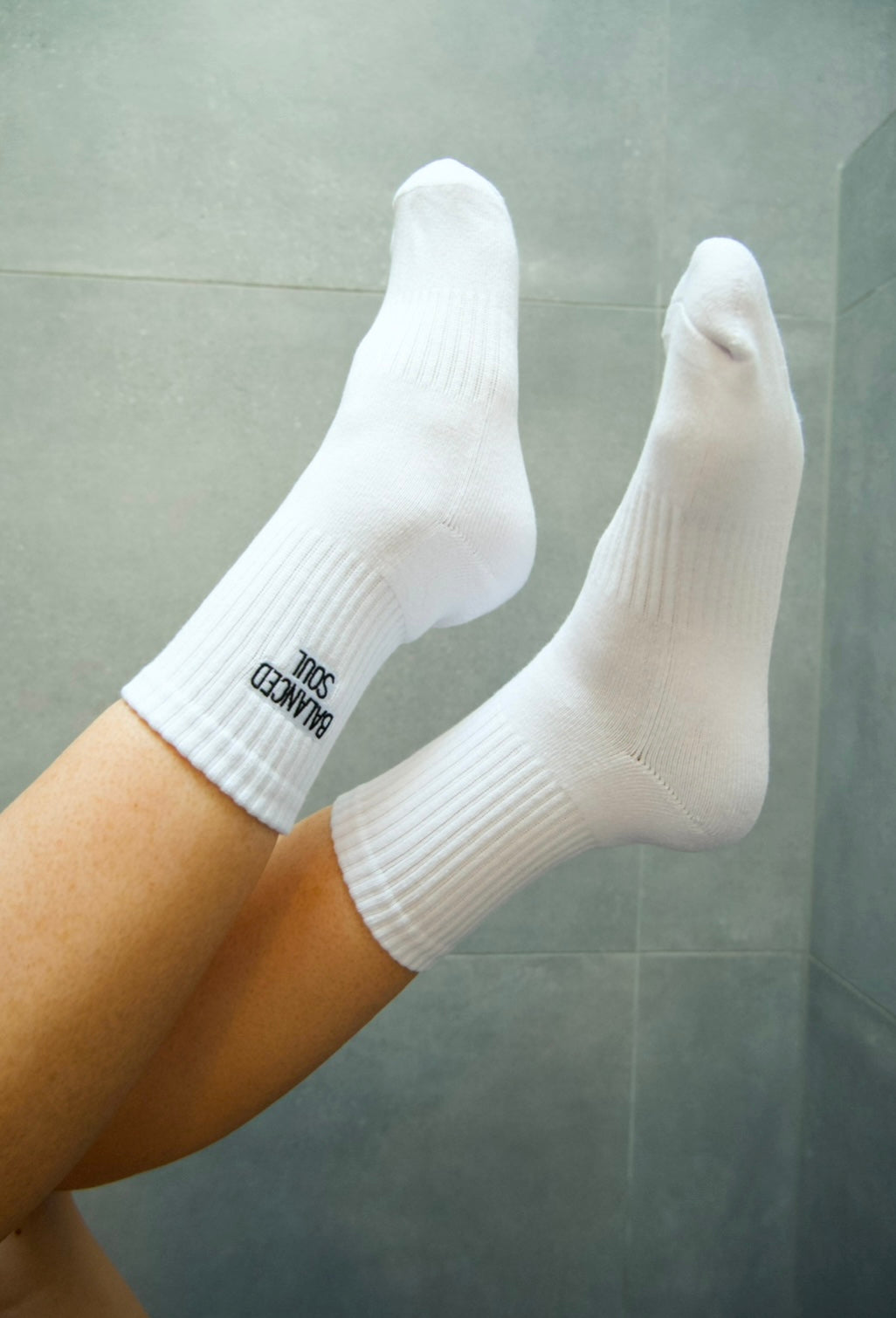 WHITE CREW SOCK - BLACK EMBROIDERED LOGO (NO GRIP)