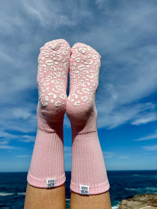 PINK CREW SOCK W/ WHITE LEOPARD - Pilates socks